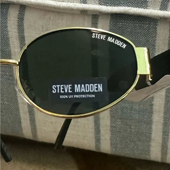 Steve Madden Gold Framed Sunglasses - Picture 4 of 4
